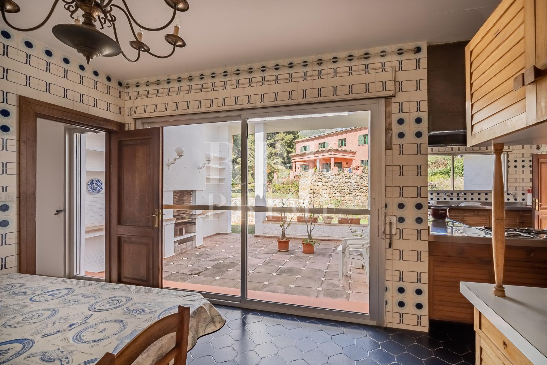 Resale - Villa -
Marbella