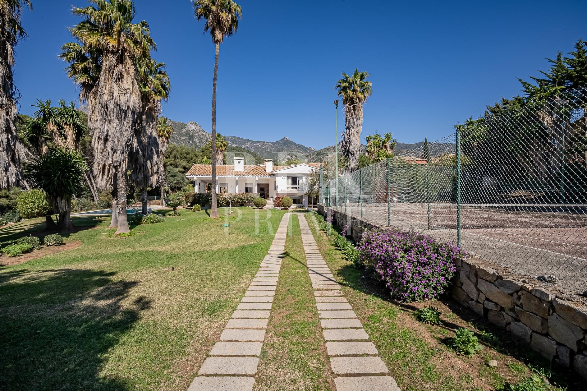 Resale - Villa -
Marbella