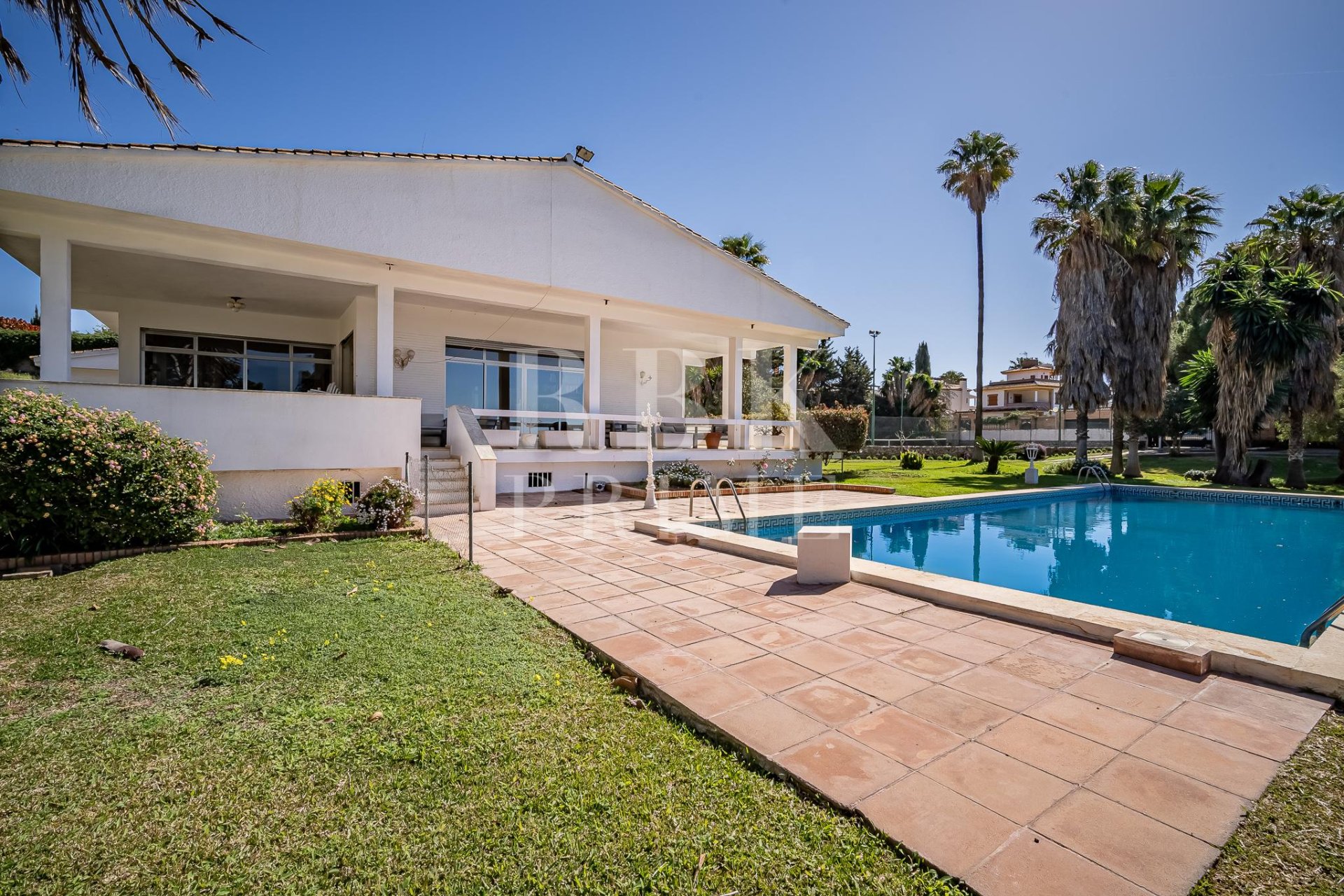 Resale - Villa -
Marbella