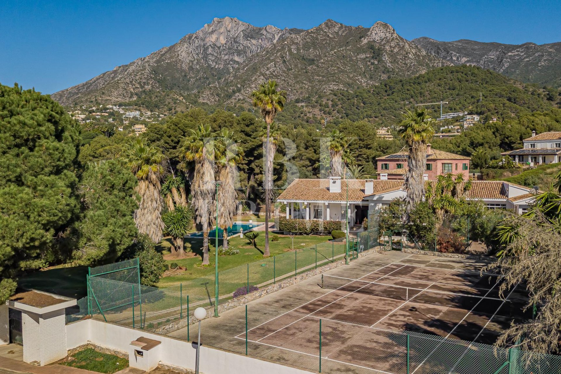 Resale - Villa -
Marbella