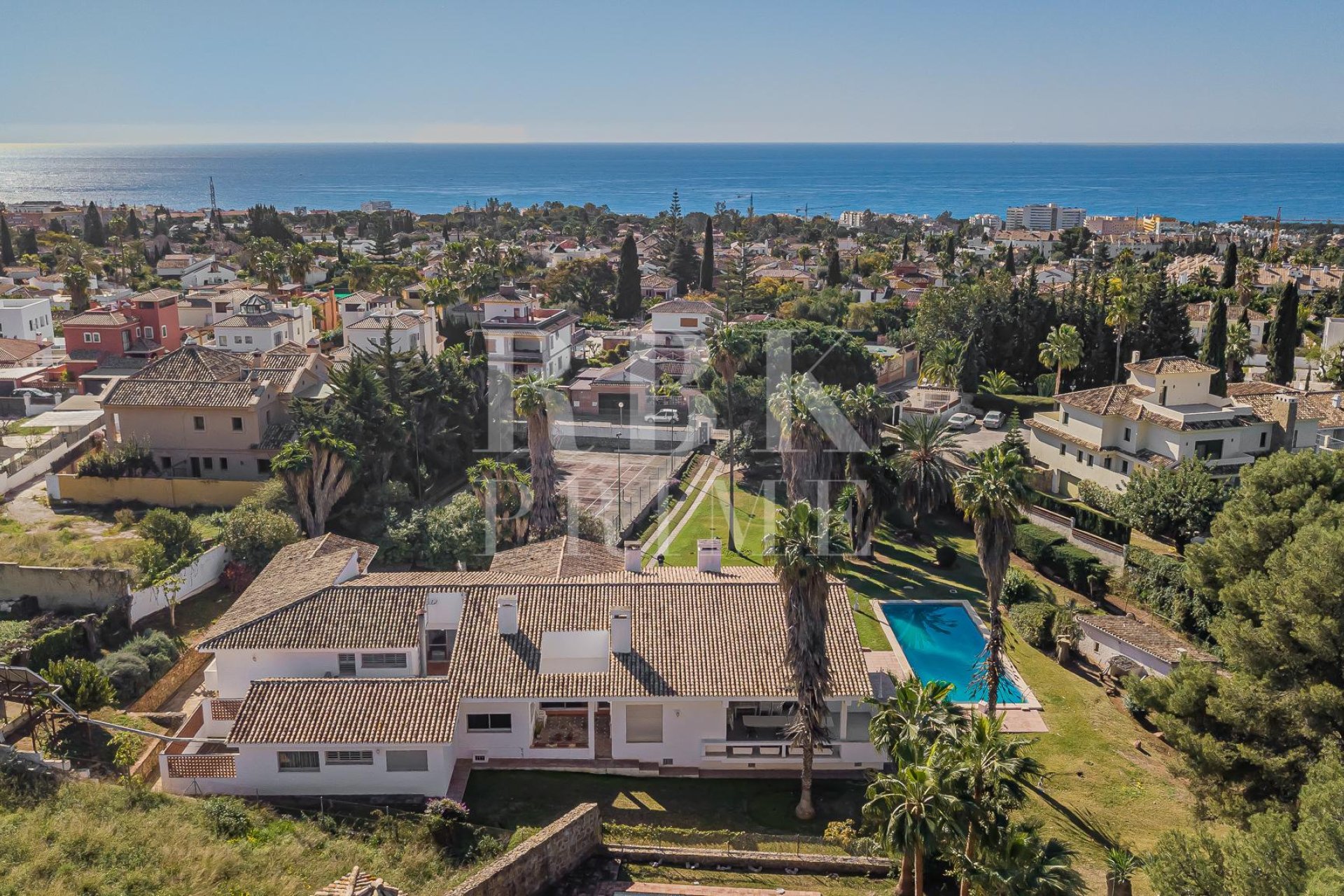 Resale - Villa -
Marbella