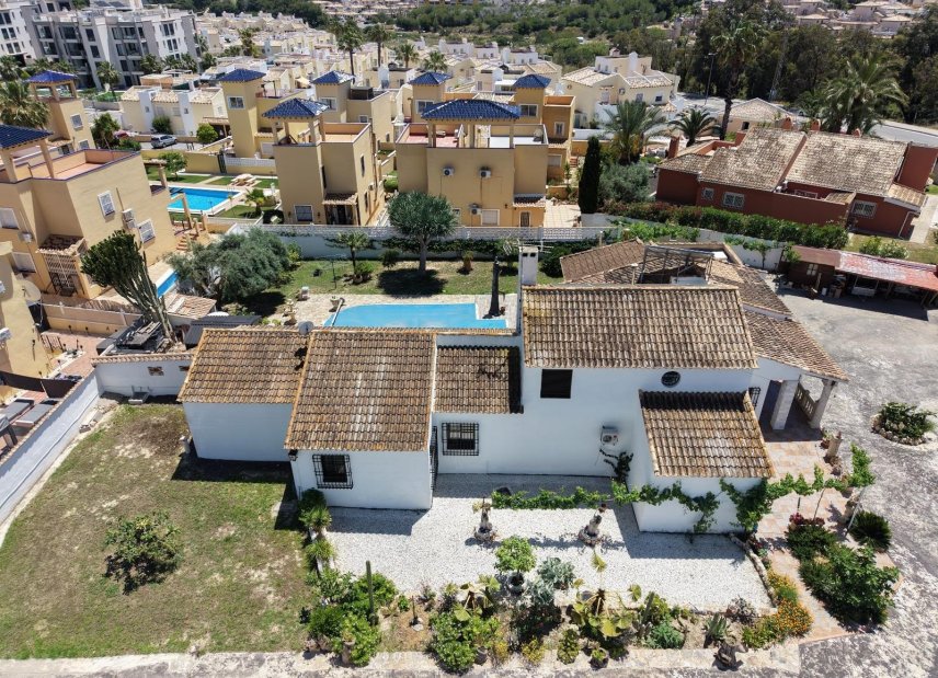 Resale - Villa -
Orihuela Costa - Villamartín
