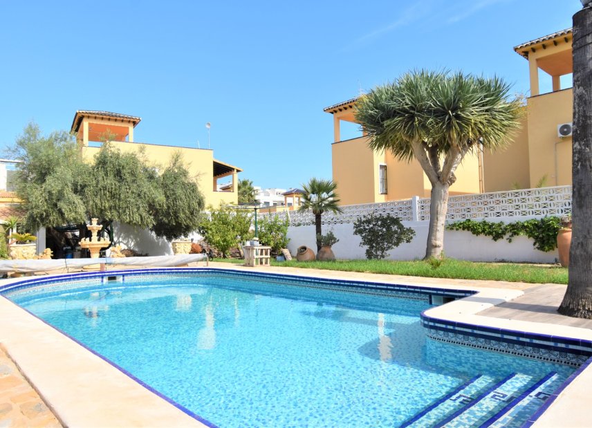 Resale - Villa -
Orihuela Costa - Villamartín
