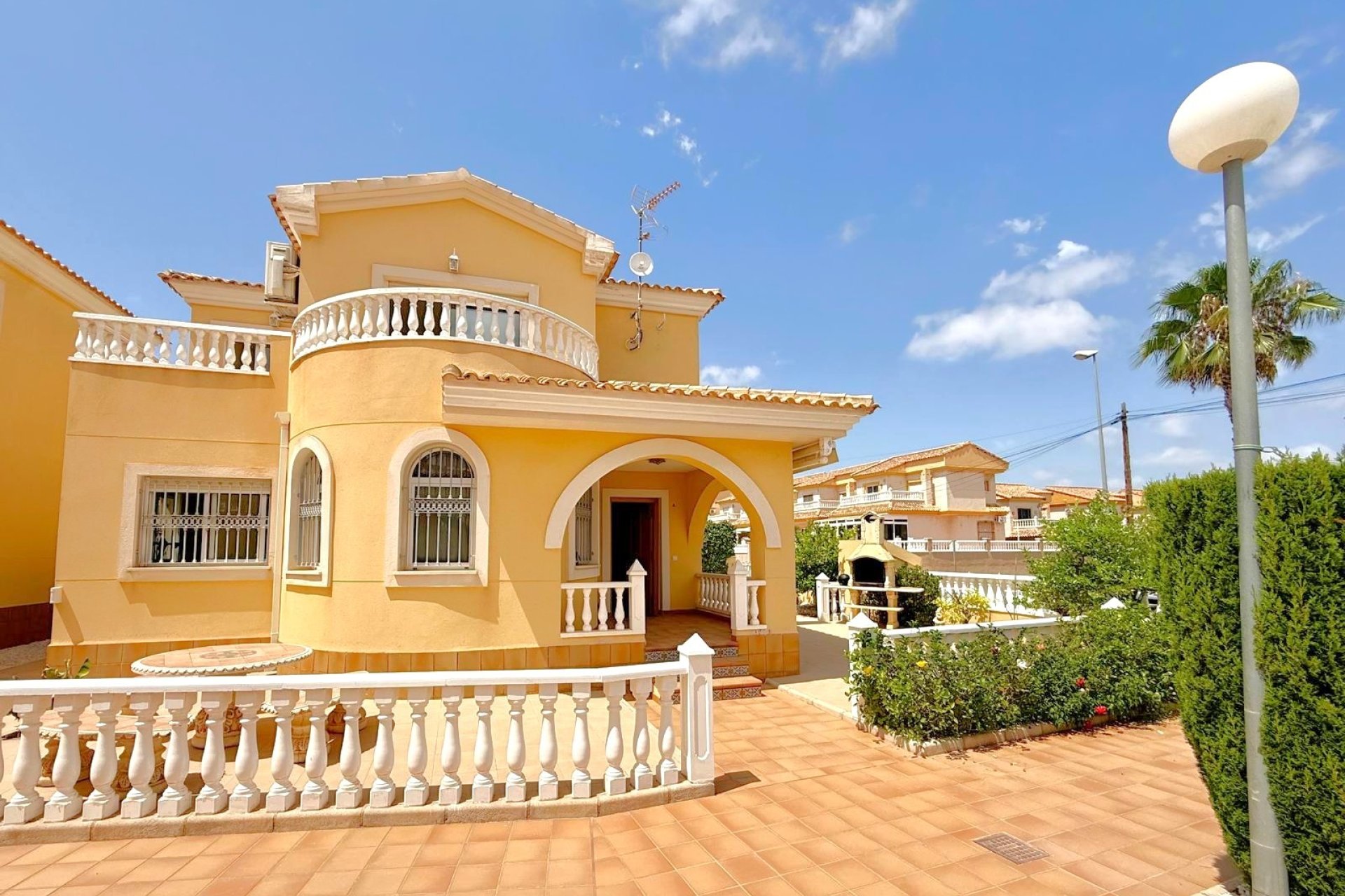 Resale - Villa -
Orihuela Costa - Villamartín
