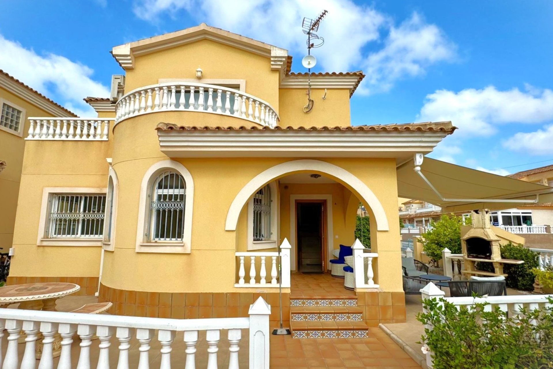 Resale - Villa -
Orihuela Costa - Villamartín