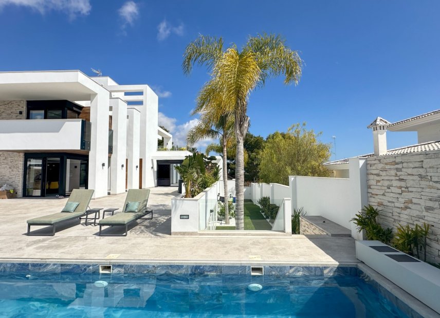 Resale - Villa -
Orihuela Costa - Villamartín
