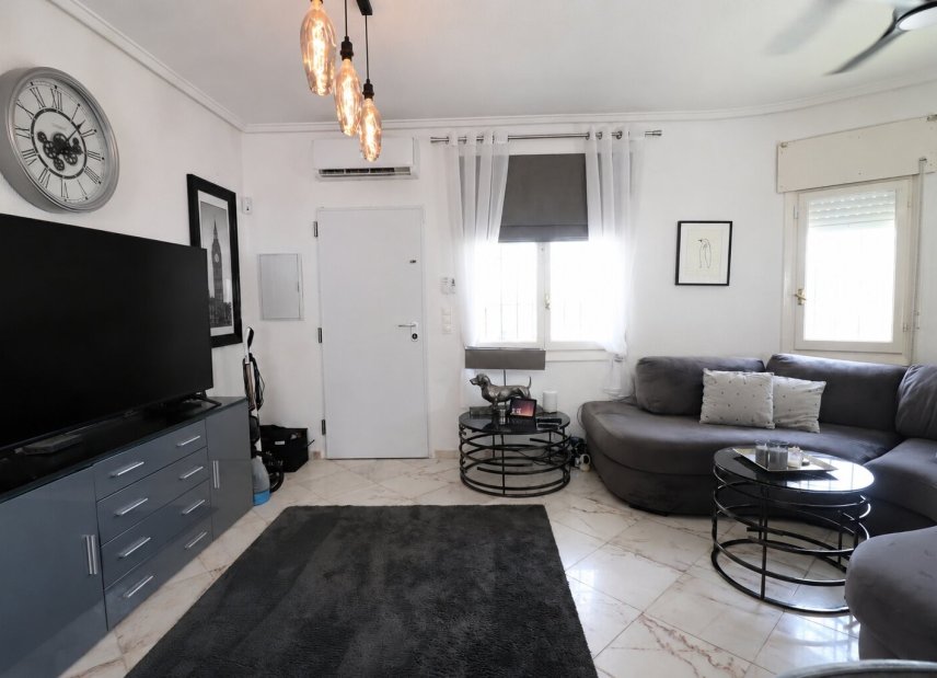 Resale - Villa -
Orihuela Costa - Villamartín
