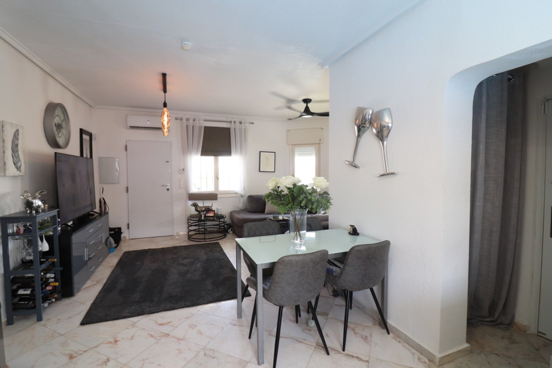Resale - Villa -
Orihuela Costa - Villamartín