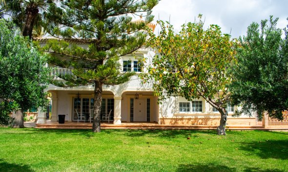 Villa - Reventa - Orihuela Costa -
                MUY CERCA DE LA PLAYA