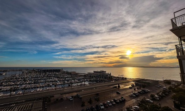 Resale - apartment -
Santa Pola - Puerto