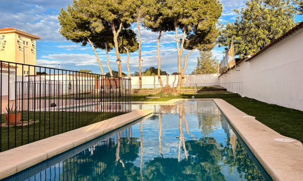 Resale - Villa -
Santa Pola - El Poble Llevanti