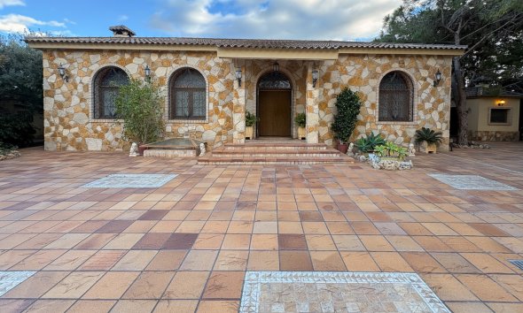Resale - Country House -
Elche - Altzabares Alto